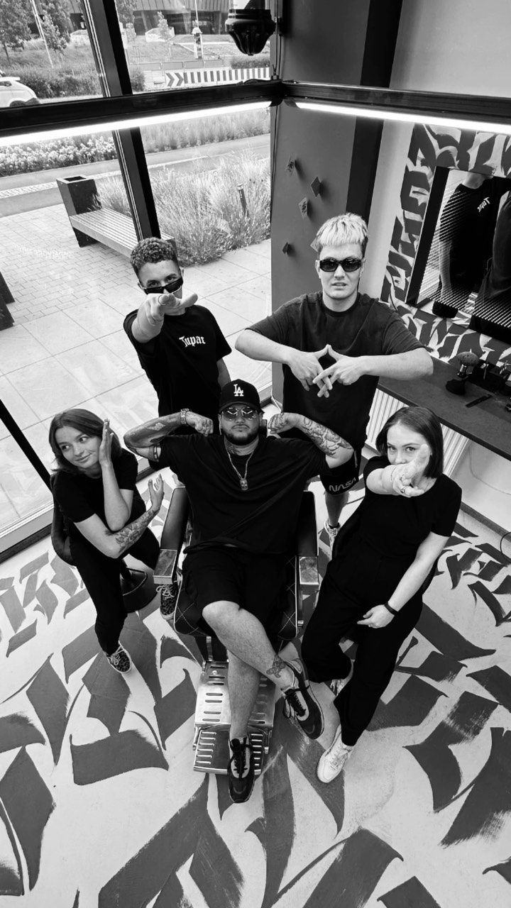 Zespół GANS Barbershop we wnętrzu salonu